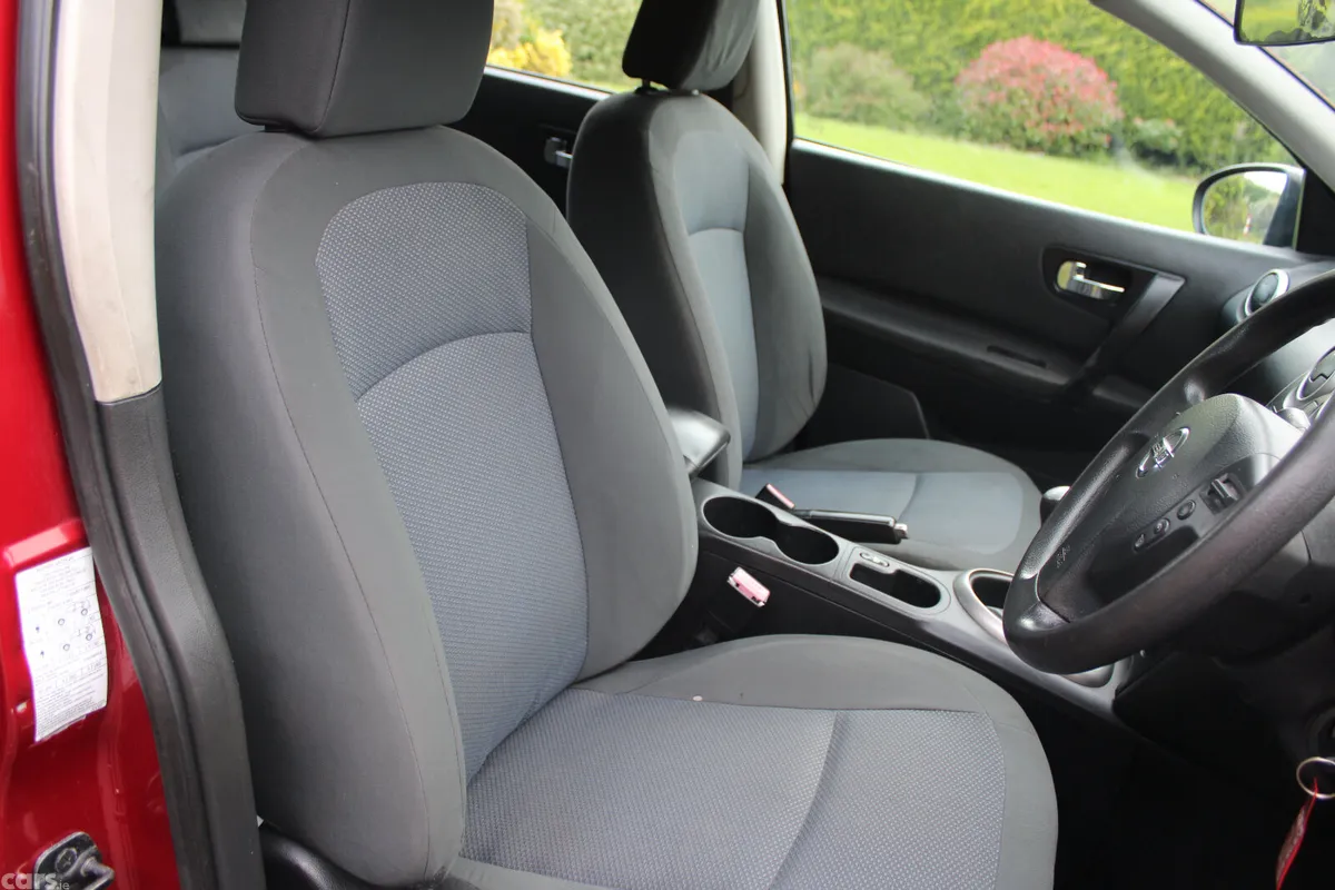 Nissan Qashqai Hatchback, Diesel, 2012, Red