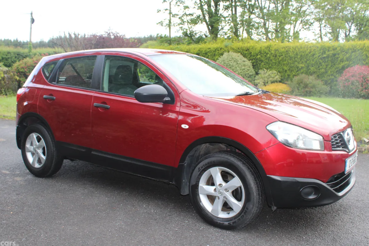 Nissan Qashqai Hatchback, Diesel, 2012, Red