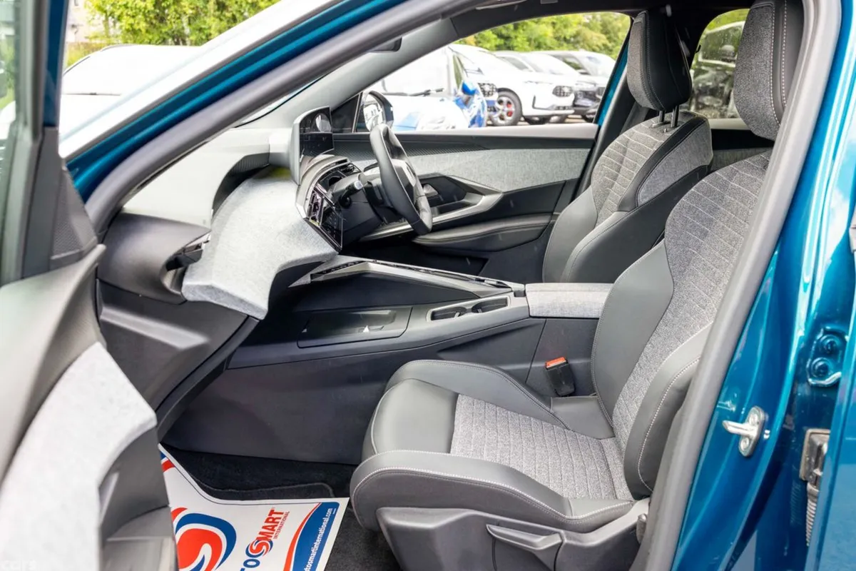 Peugeot 3008 MPV, Petrol, 2025, Blue