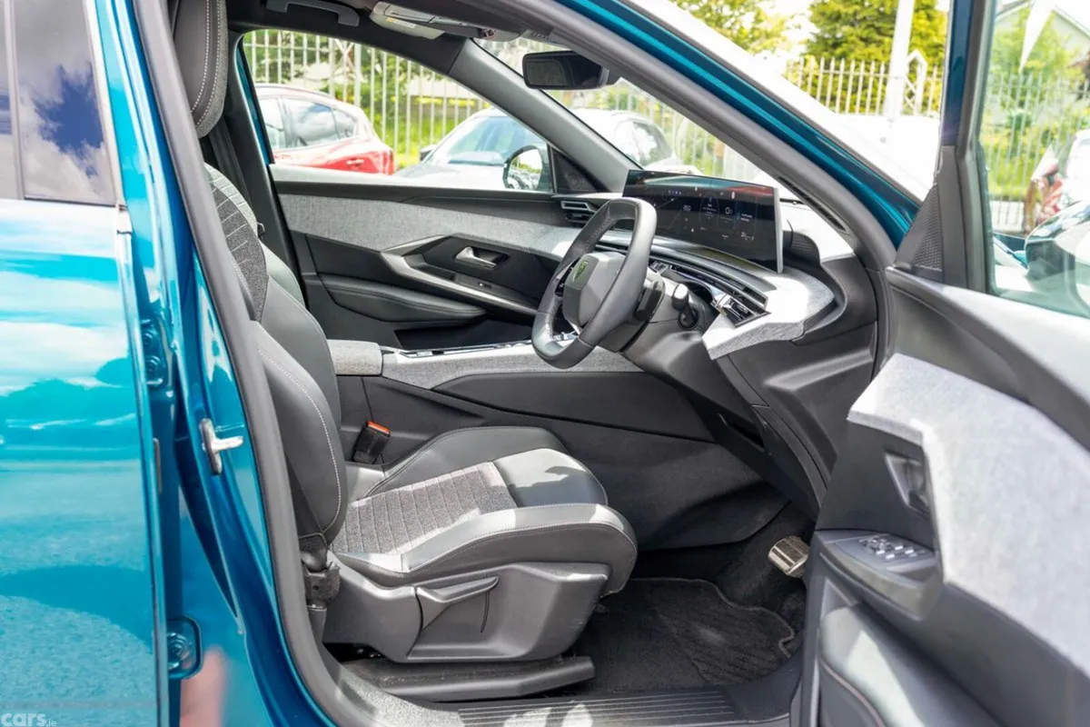 Peugeot 3008 MPV, Petrol, 2025, Blue