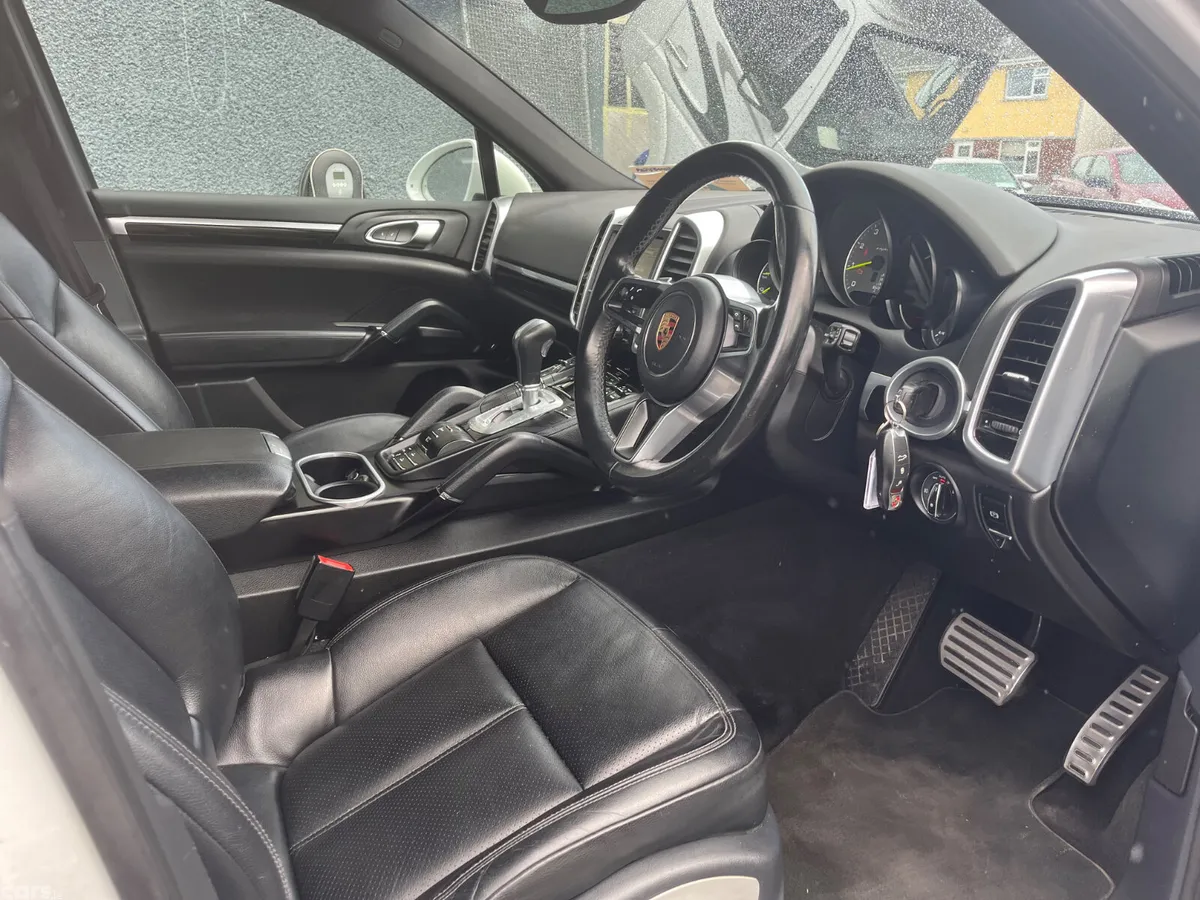 Porsche Cayenne SUV, Petrol Hybrid, 2016, White