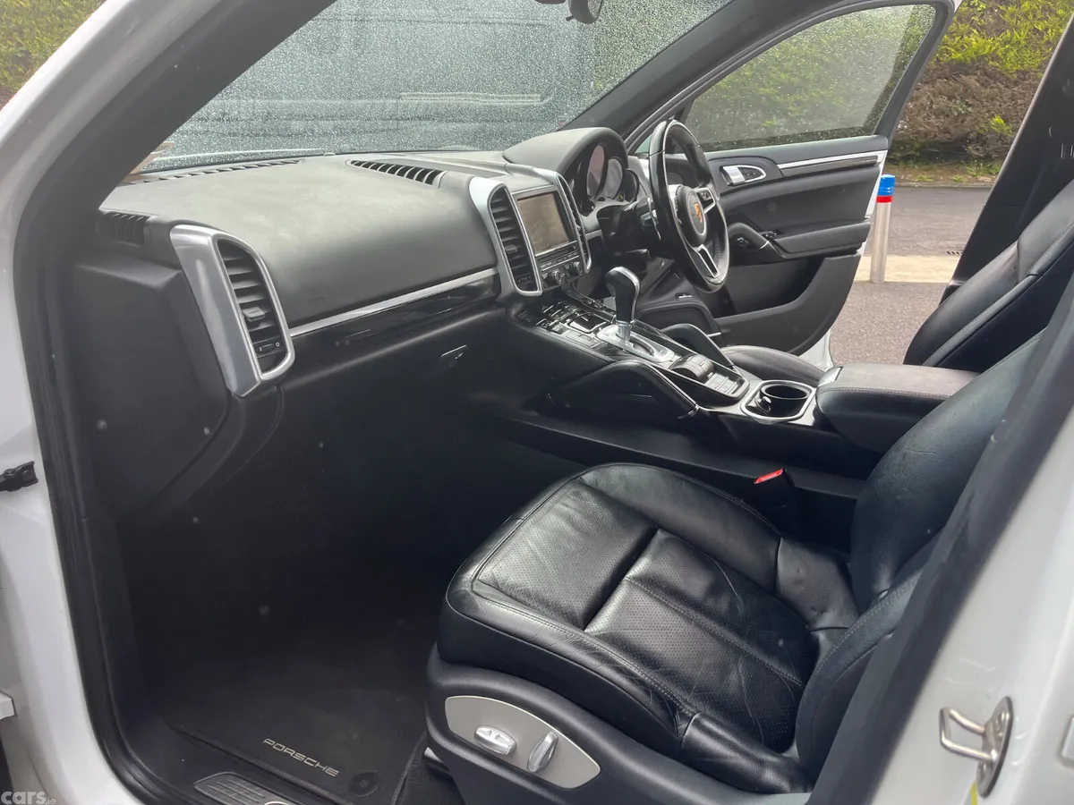 Porsche Cayenne SUV, Petrol Hybrid, 2016, White