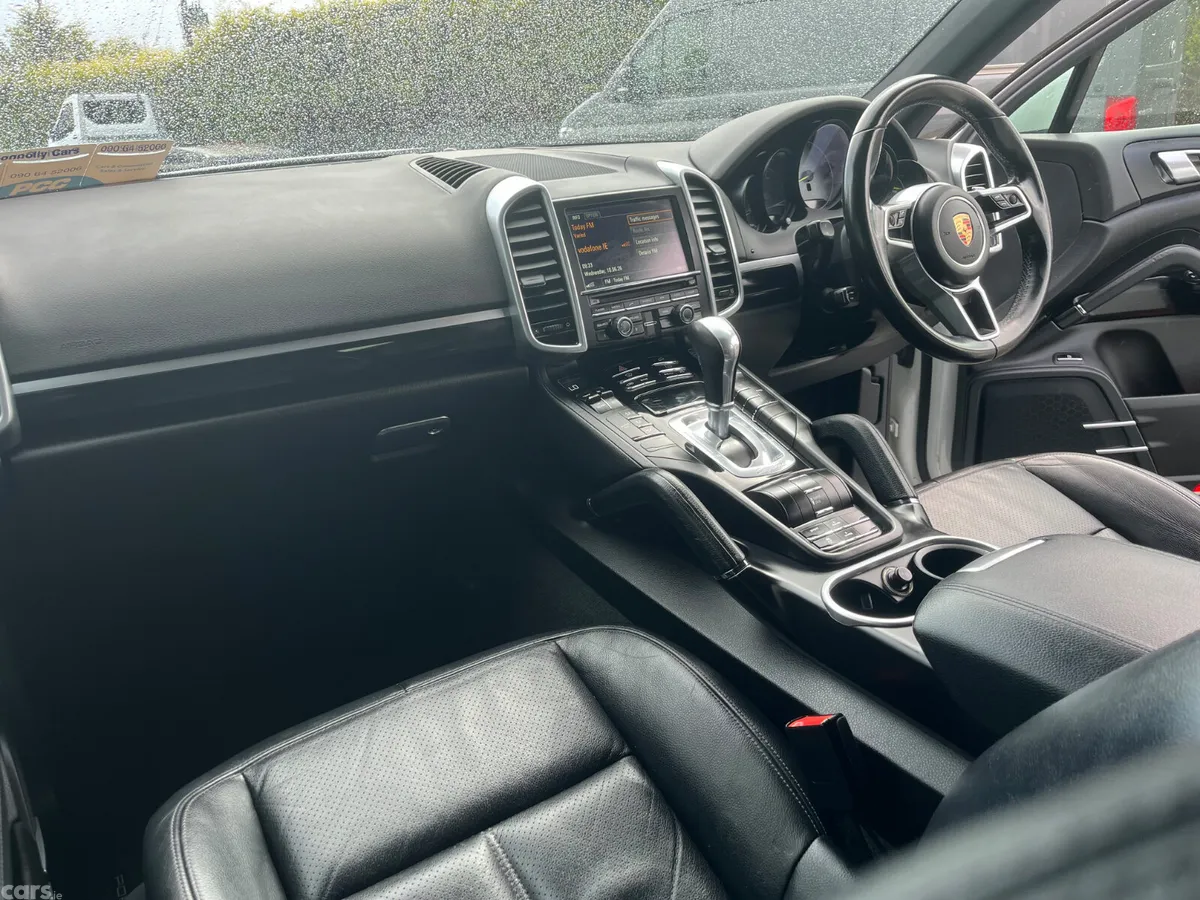 Porsche Cayenne SUV, Petrol Hybrid, 2016, White