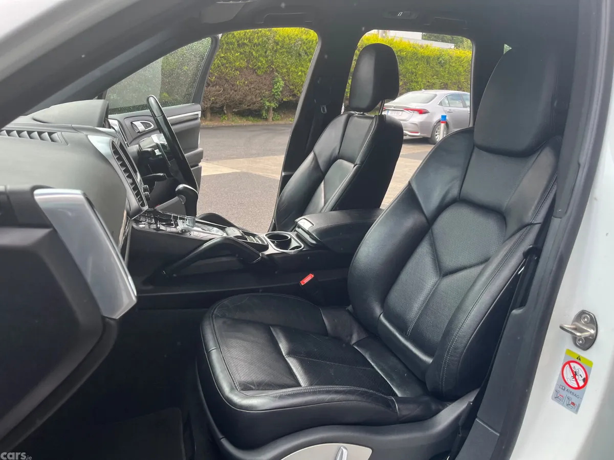 Porsche Cayenne SUV, Petrol Hybrid, 2016, White