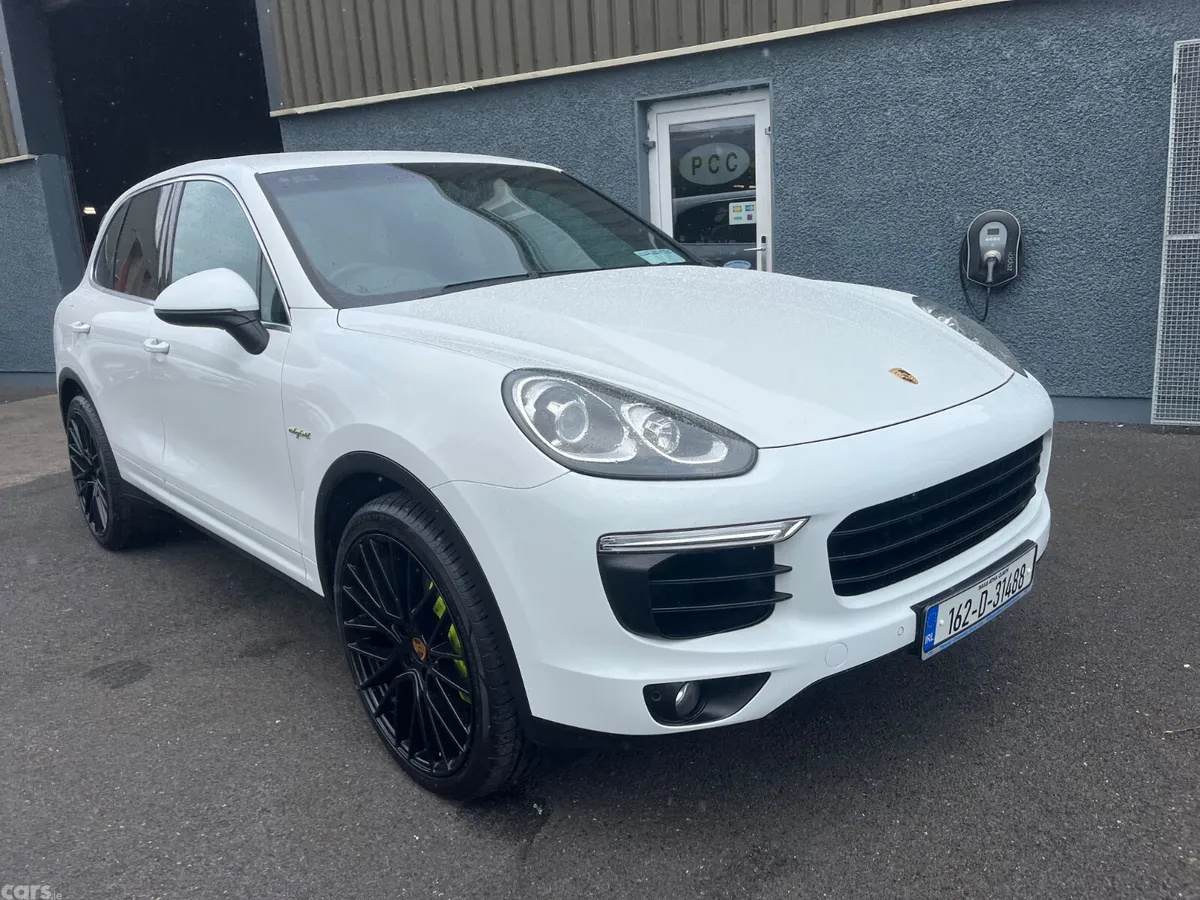 Porsche Cayenne SUV, Petrol Hybrid, 2016, White