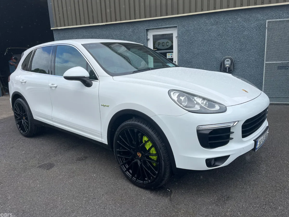 Porsche Cayenne SUV, Petrol Hybrid, 2016, White