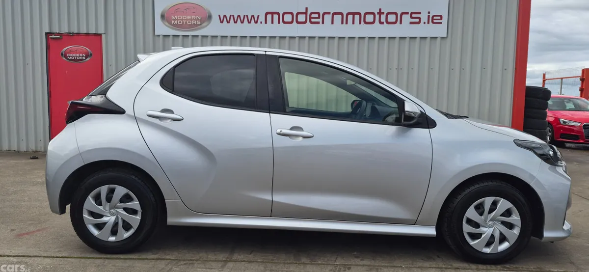 Toyota Yaris Hatchback, Petrol Hybrid, 2021, Silver