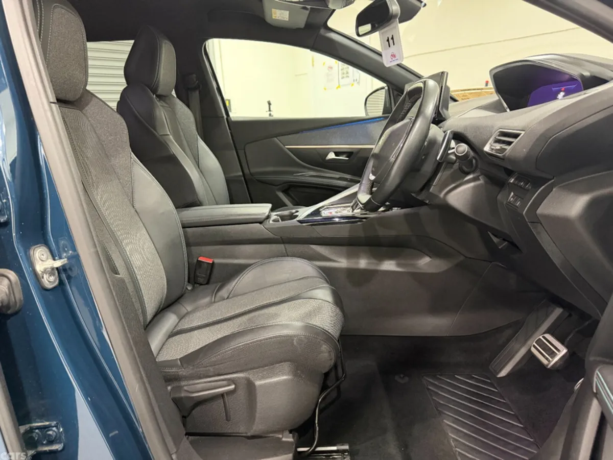 Peugeot 5008 Hatchback, Diesel, 2023, Blue