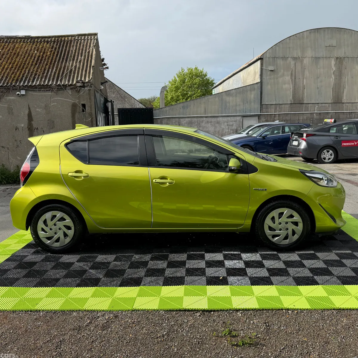Toyota Aqua Hatchback, Petrol Hybrid, 2017, Green
