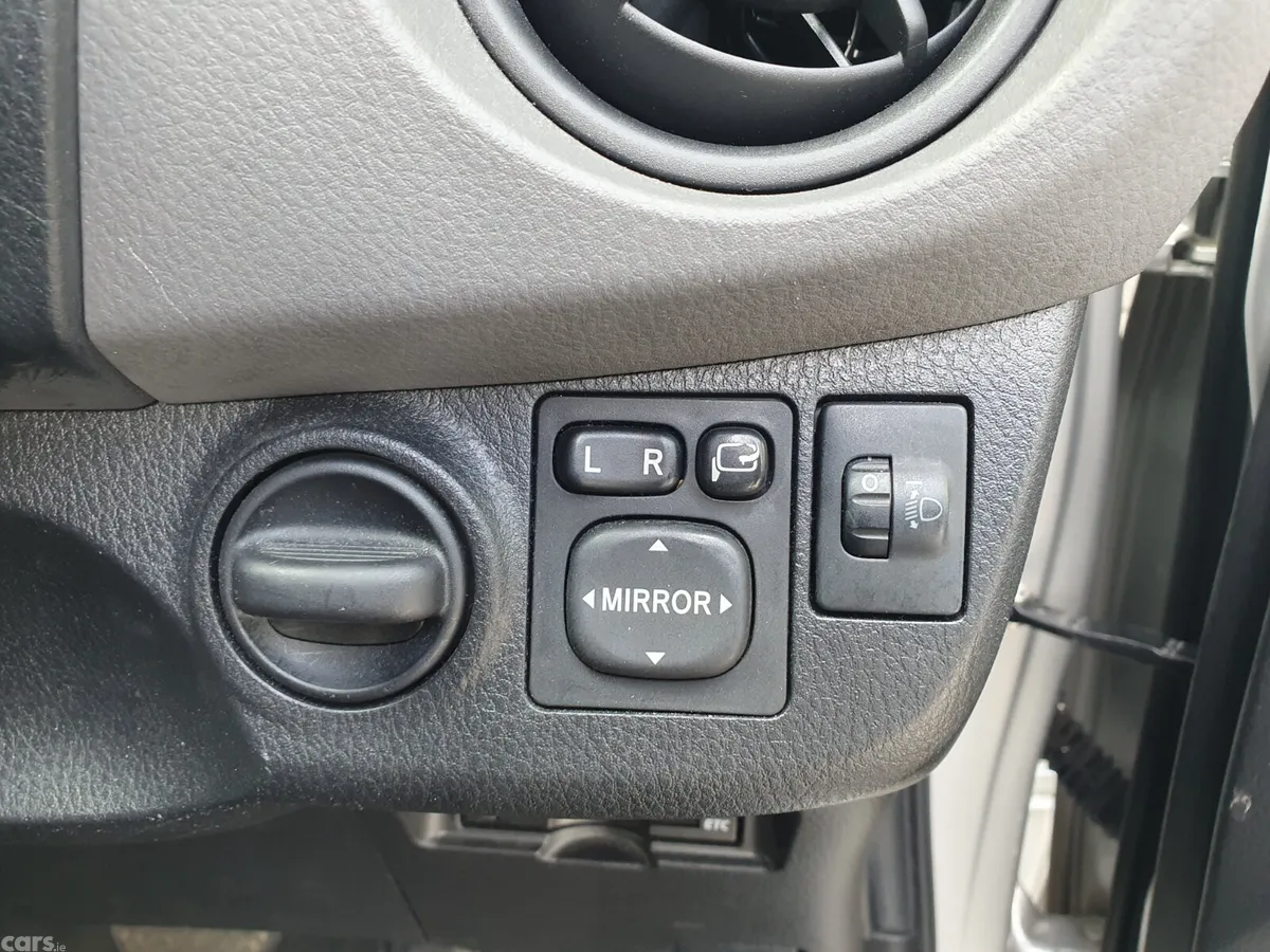 Toyota Yaris Hatchback, Petrol, 2015, Silver
