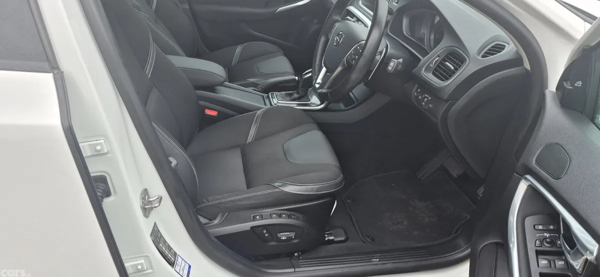 Volvo V40 Hatchback, Petrol, 2018, White
