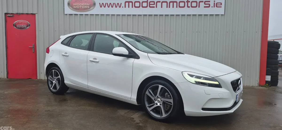 Volvo V40 Hatchback, Petrol, 2018, White