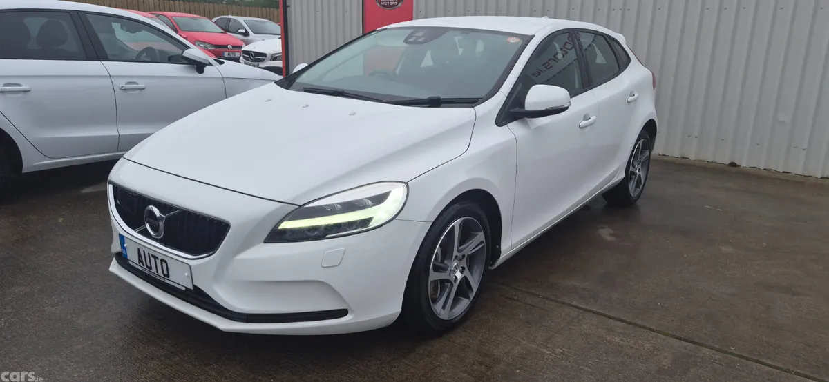 Volvo V40 Hatchback, Petrol, 2018, White