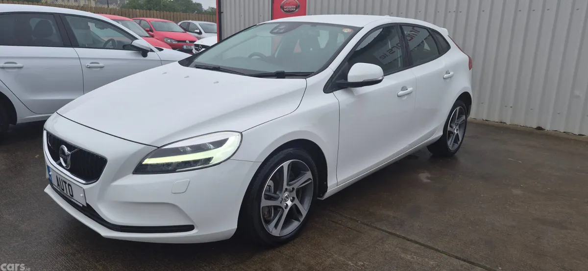 Volvo V40 Hatchback, Petrol, 2018, White