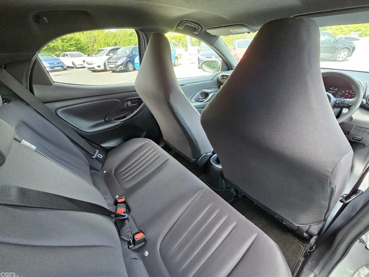 Toyota Yaris Hatchback, Petrol Hybrid, 2021, Silver