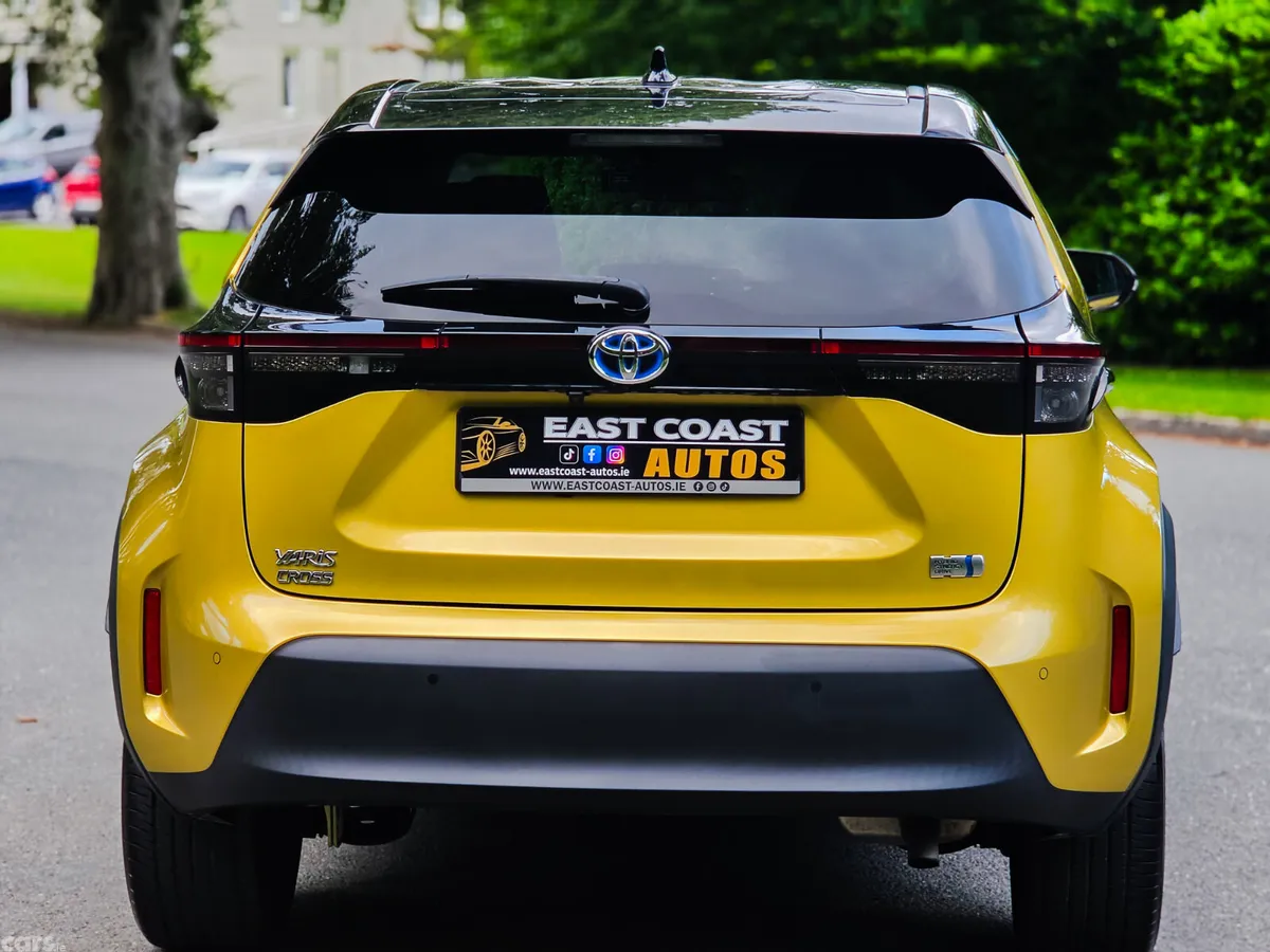 Toyota Yaris Cross Hatchback, Petrol Hybrid, 2021, Yellow