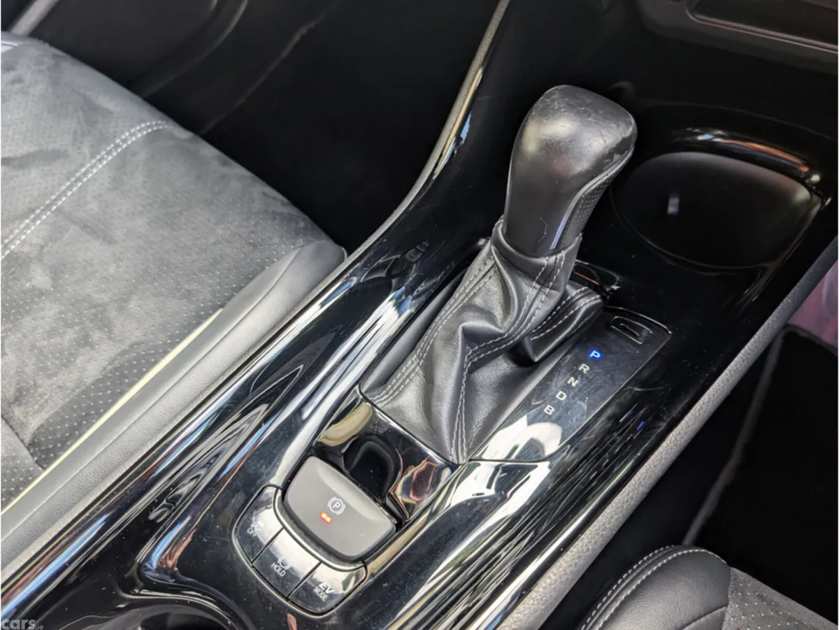 Toyota C-HR SUV, Petrol Hybrid, 2019, White