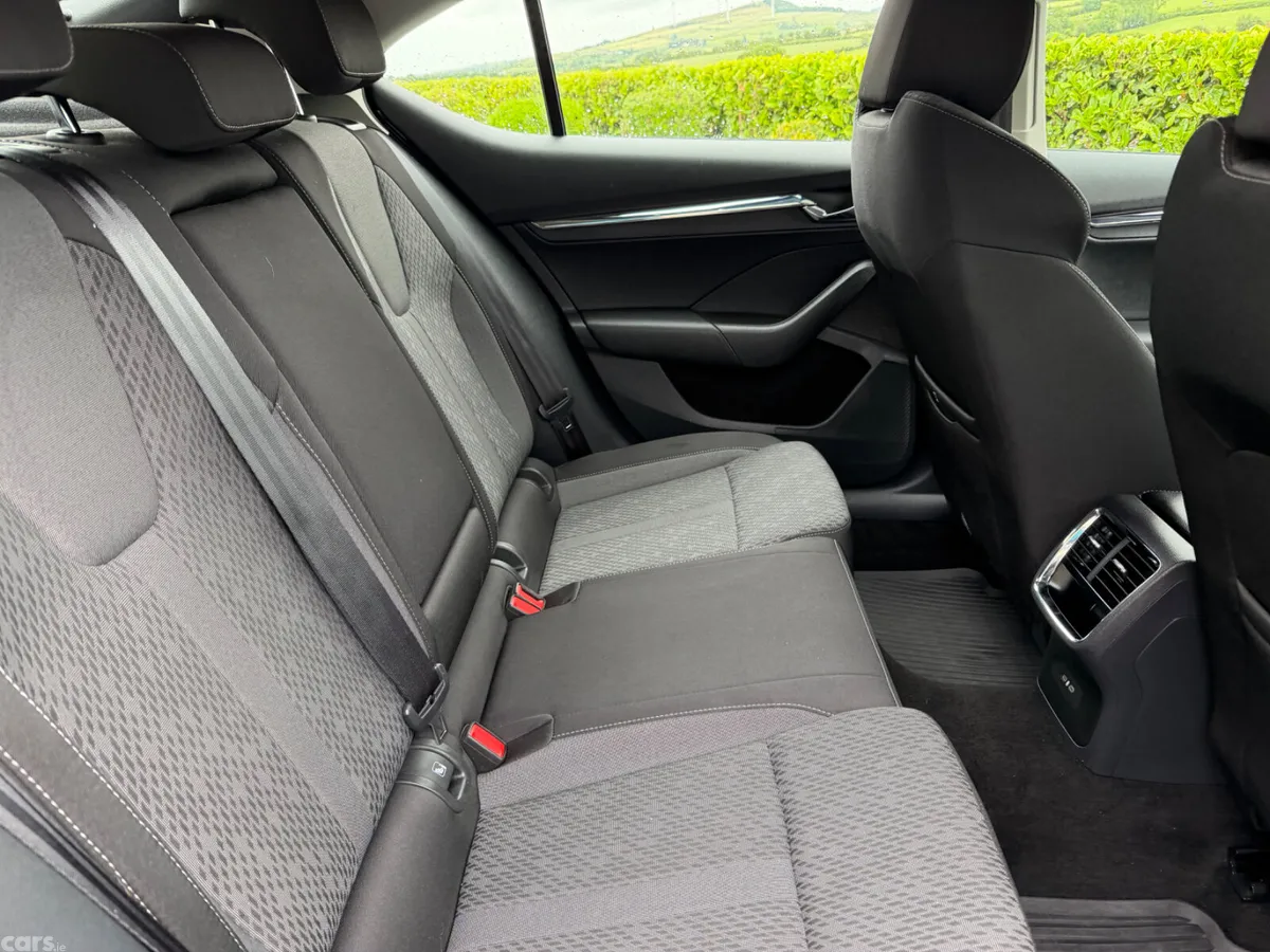 Skoda Octavia Saloon, Diesel, 2021, Blue