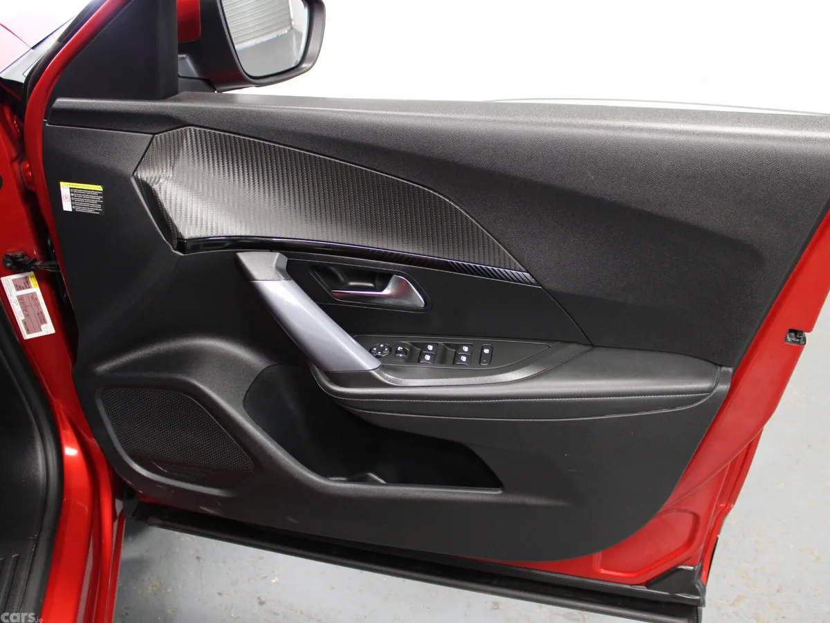 Peugeot 2008 MPV, Diesel, 2020, Red