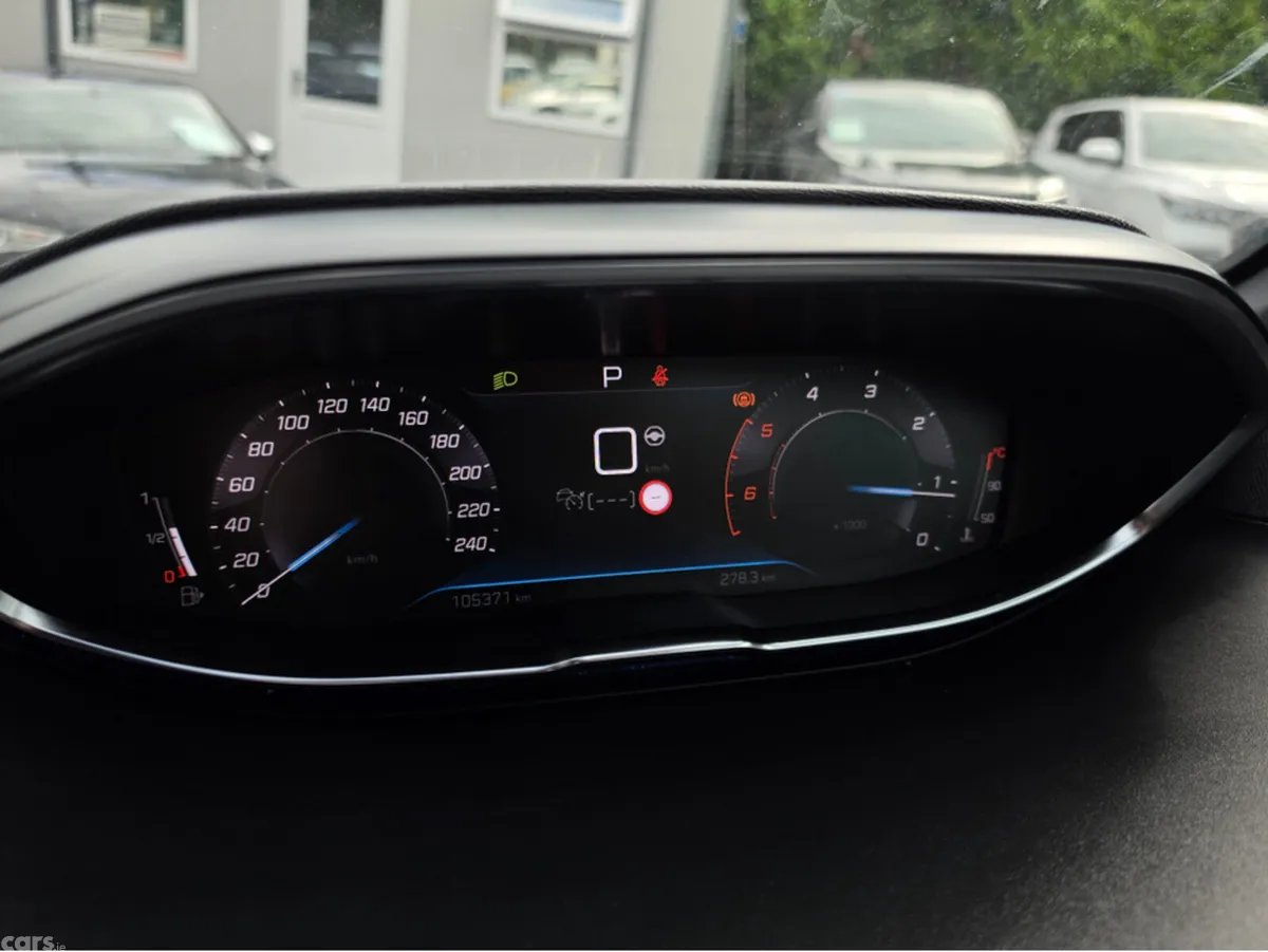 Peugeot 5008 MPV, Diesel, 2021, Orange