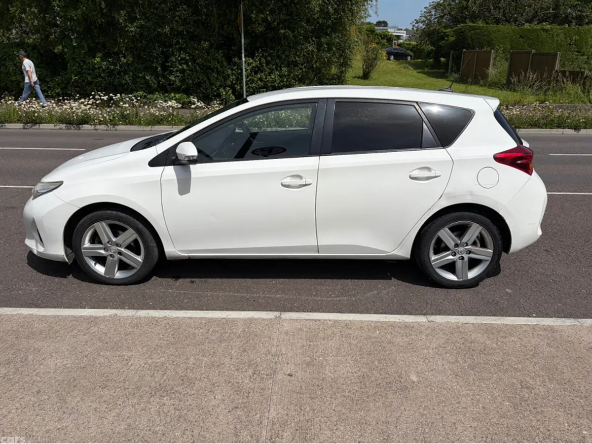 Toyota Auris Hatchback, Petrol, 2013, White