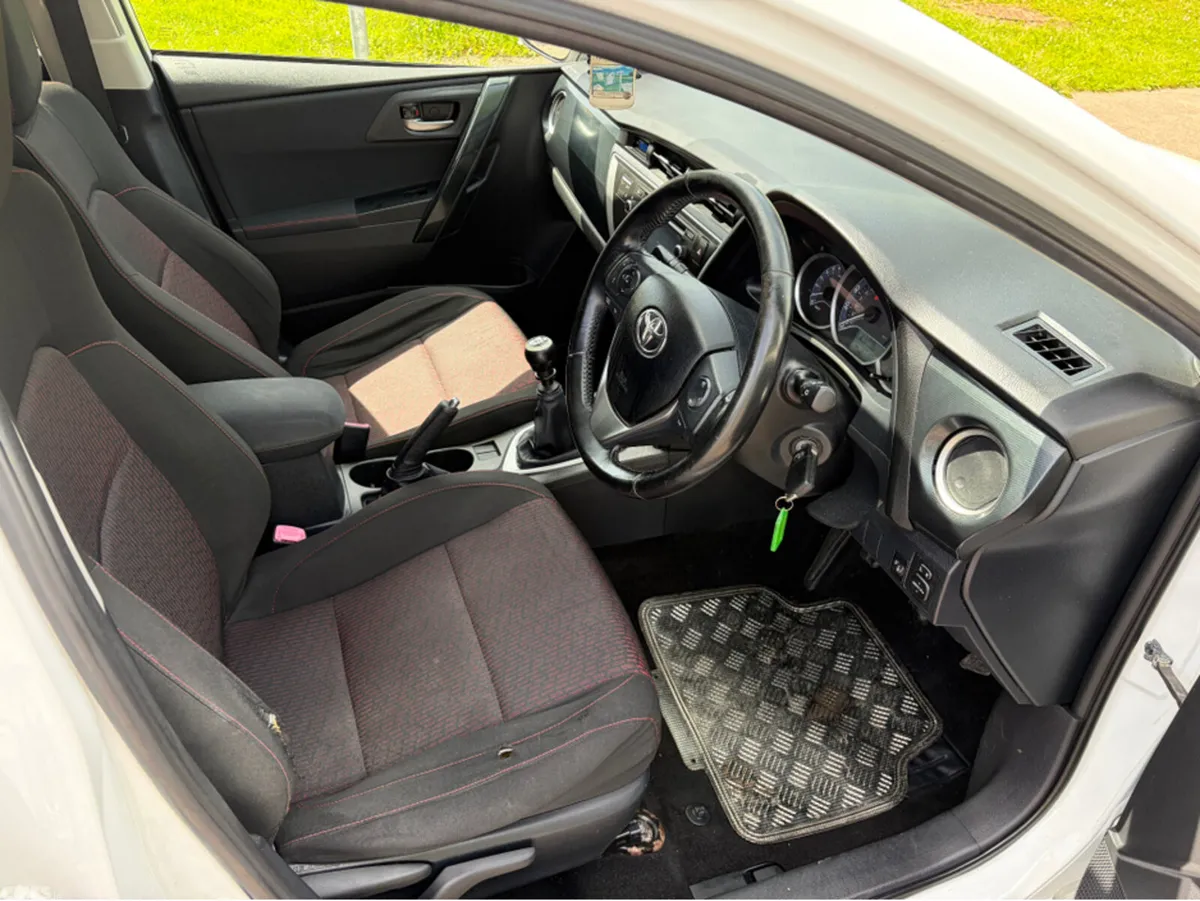 Toyota Auris Hatchback, Petrol, 2013, White