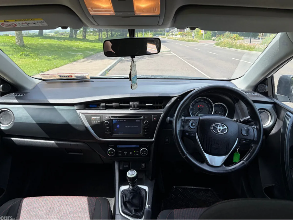 Toyota Auris Hatchback, Petrol, 2013, White