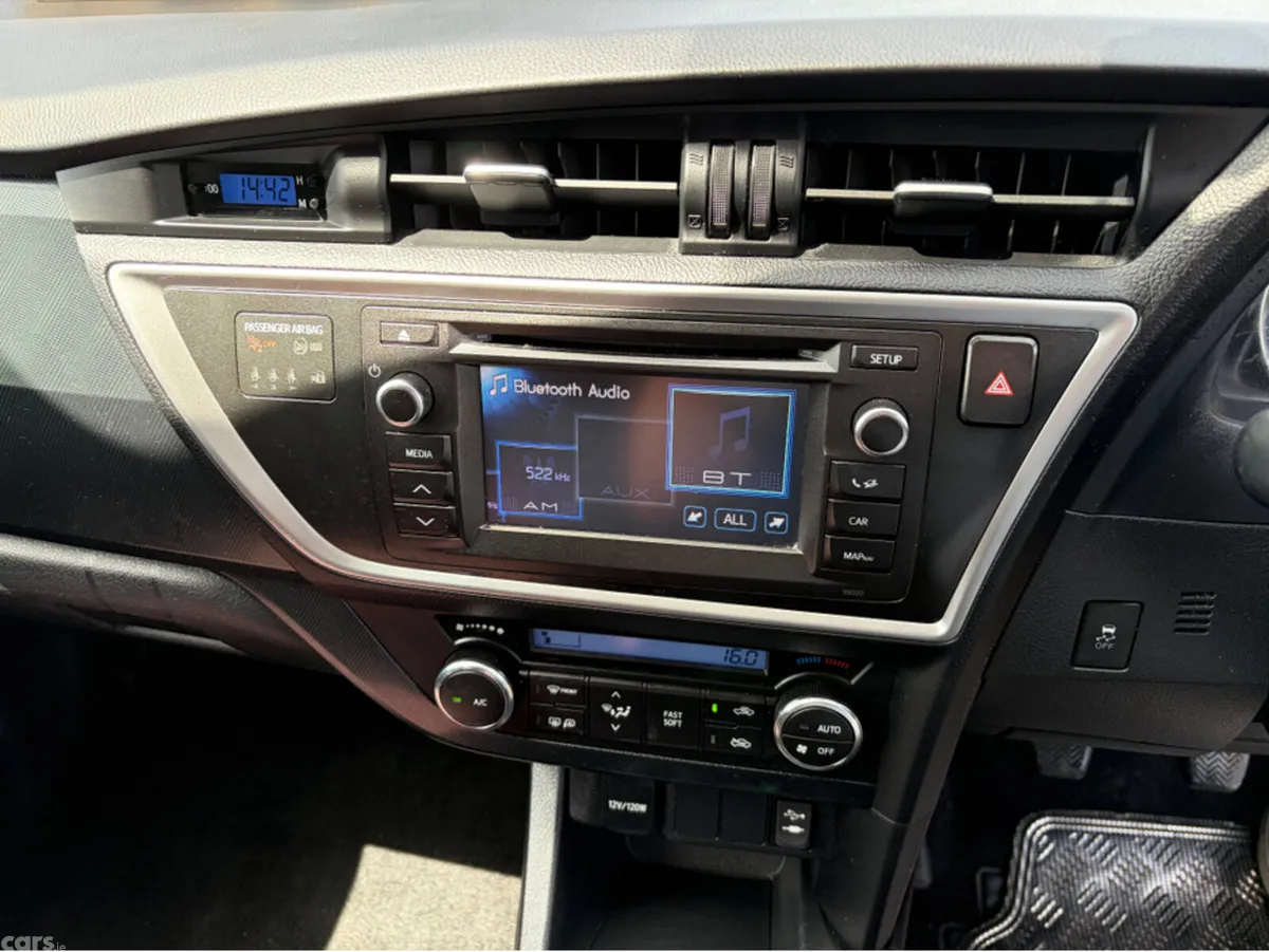 Toyota Auris Hatchback, Petrol, 2013, White