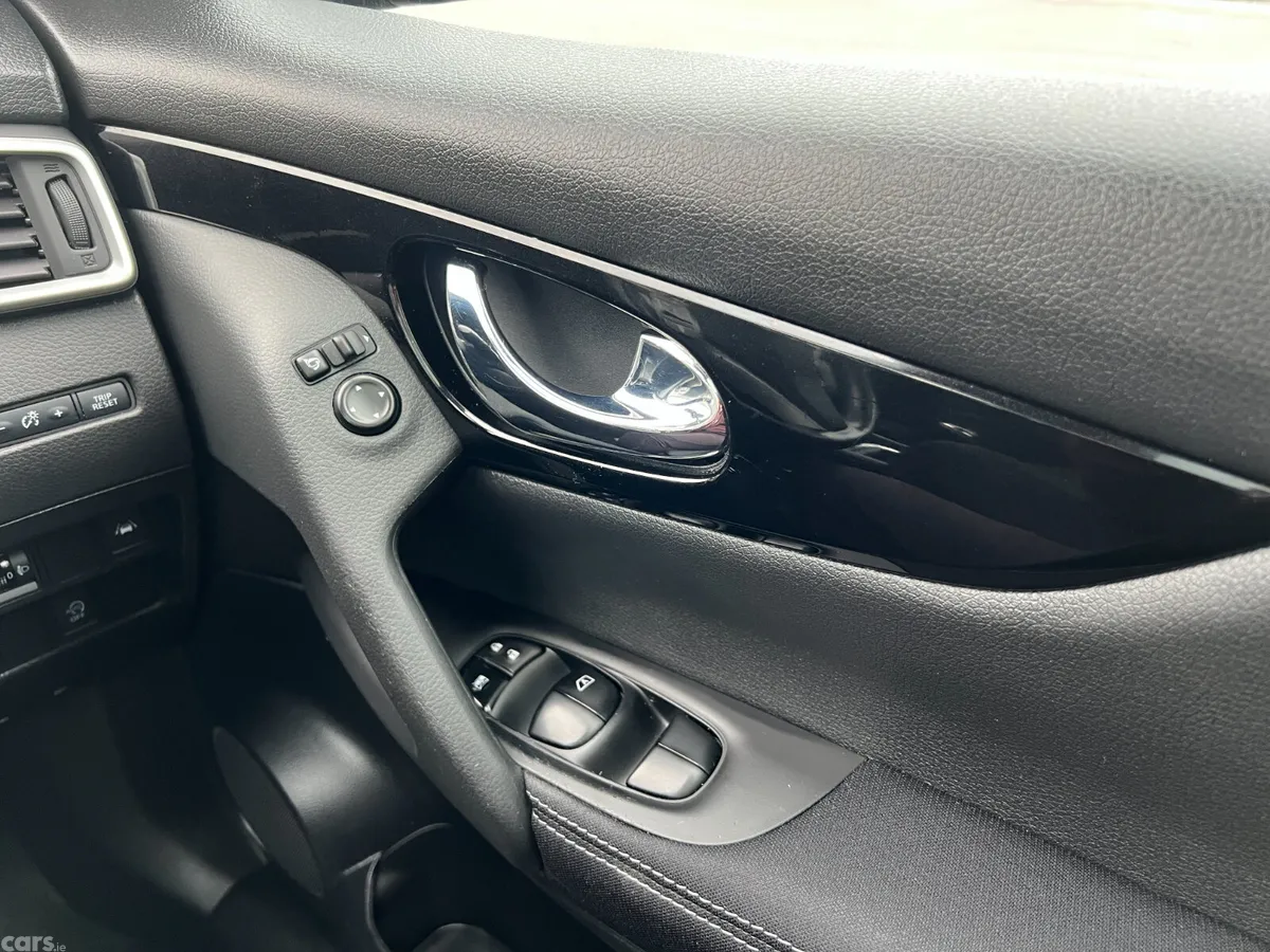Nissan Qashqai SUV, Diesel, 2017, Black