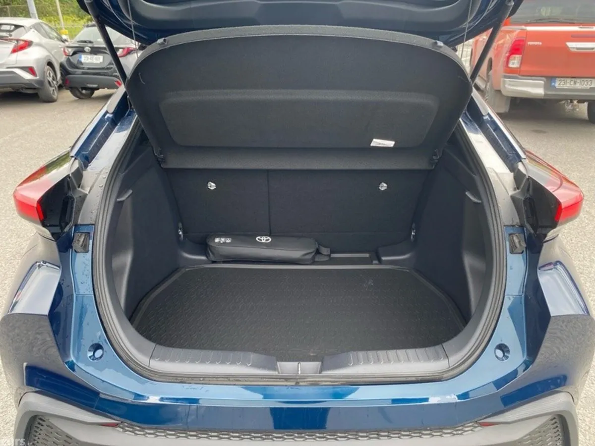 Toyota C-HR SUV, Petrol Hybrid, 2024, Blue