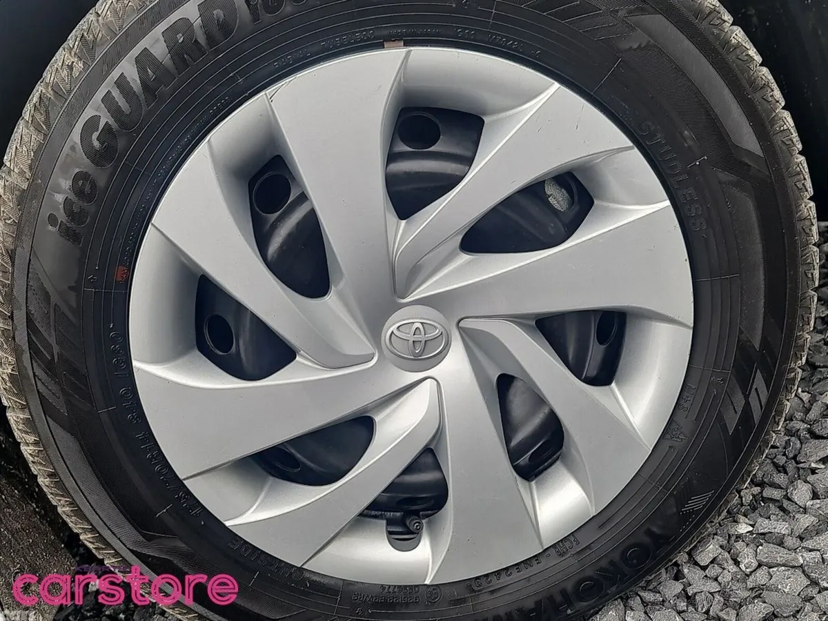 Toyota Yaris Hatchback, Petrol Hybrid, 2022, Silver