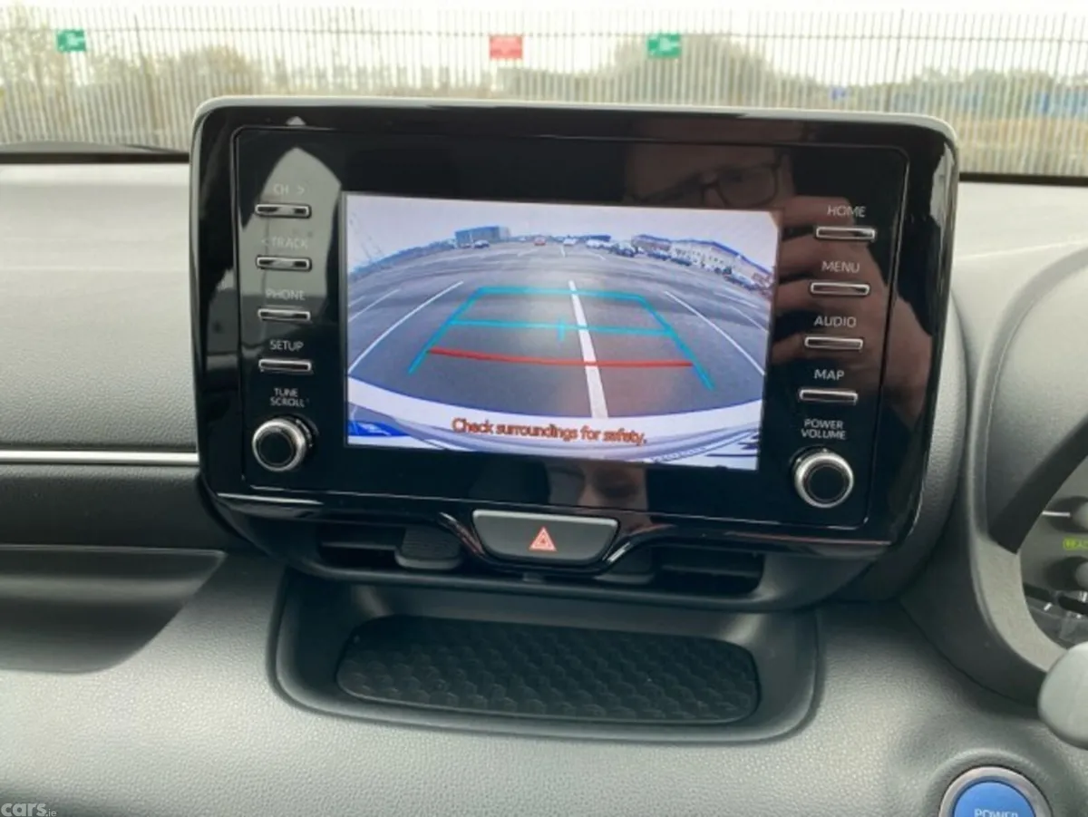 Toyota Yaris Hatchback, Petrol Hybrid, 2022, Silver