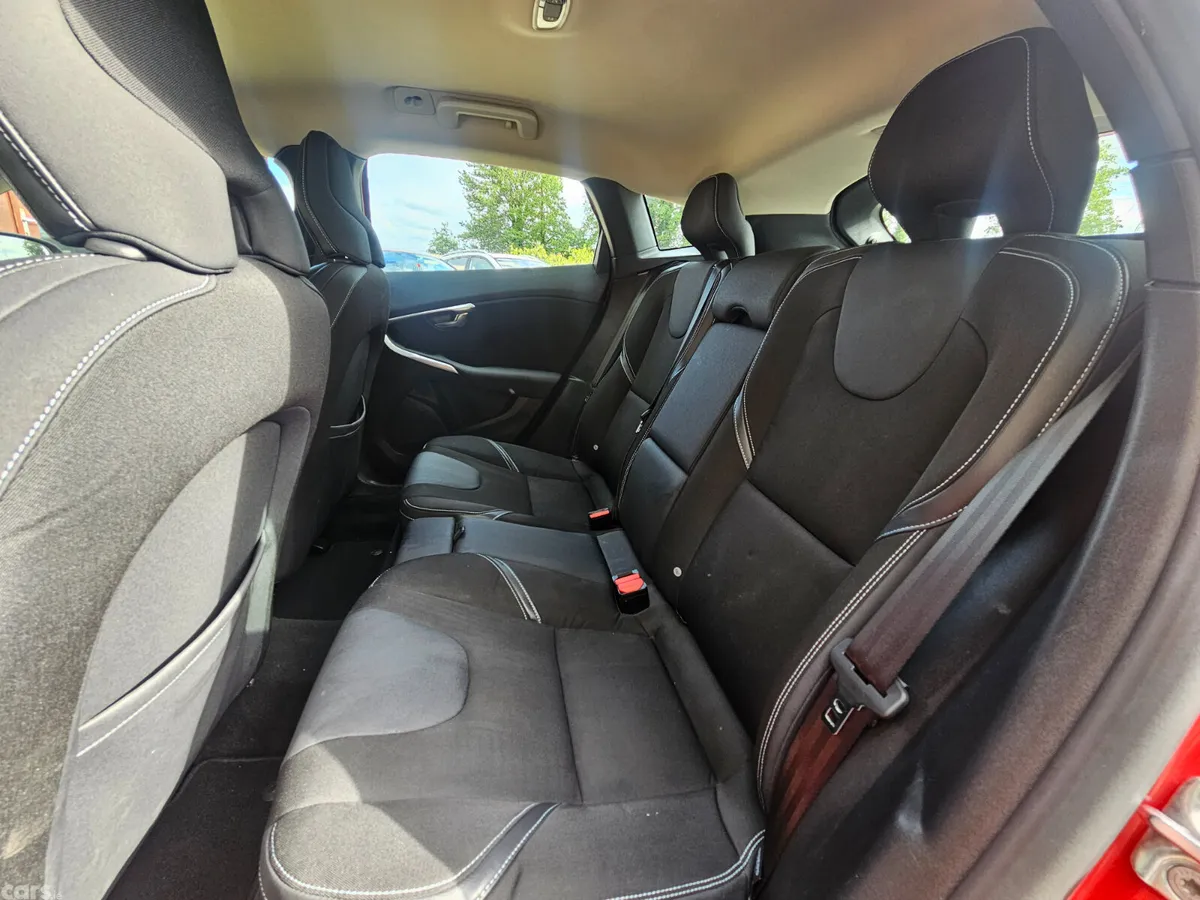 Volvo V40 Hatchback, Diesel, 2016, Red
