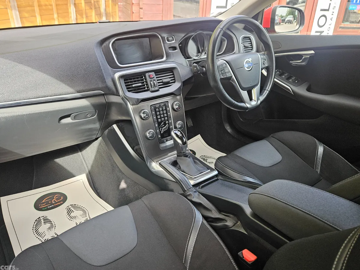 Volvo V40 Hatchback, Diesel, 2016, Red