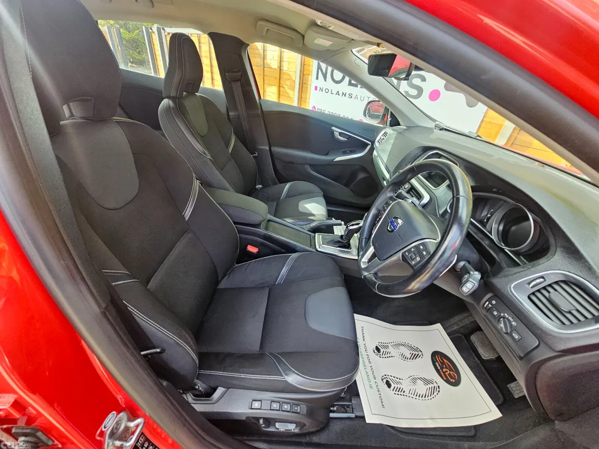Volvo V40 Hatchback, Diesel, 2016, Red