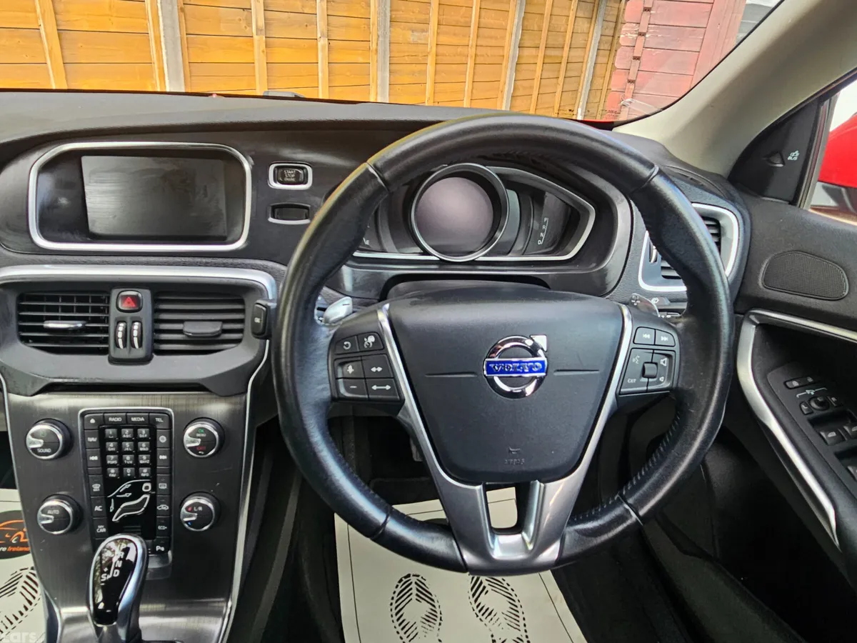 Volvo V40 Hatchback, Diesel, 2016, Red