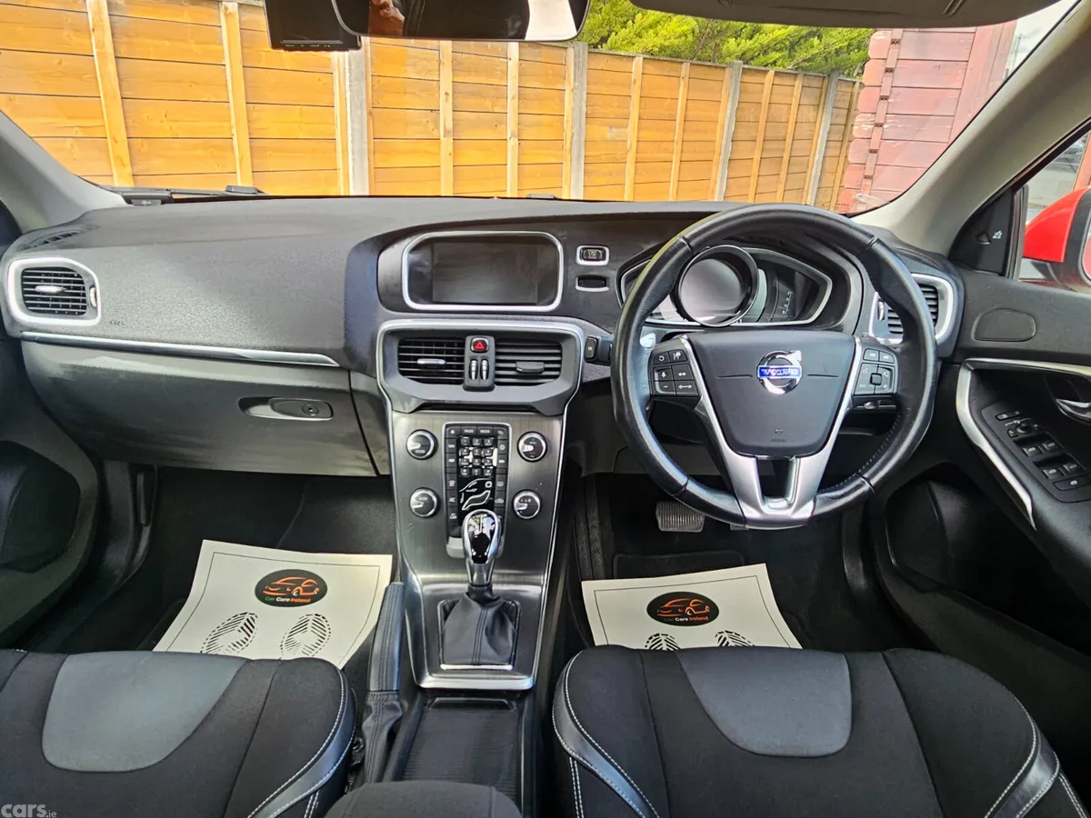 Volvo V40 Hatchback, Diesel, 2016, Red