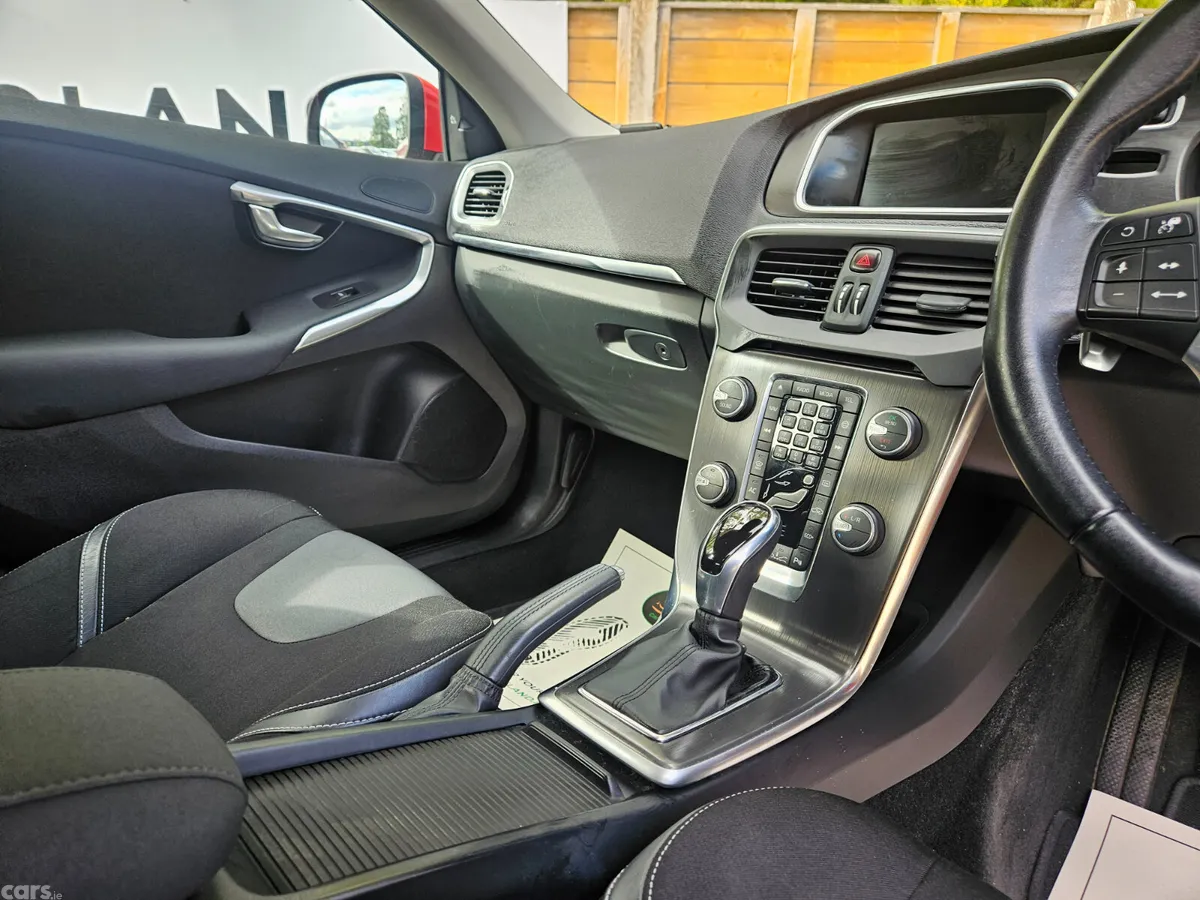 Volvo V40 Hatchback, Diesel, 2016, Red