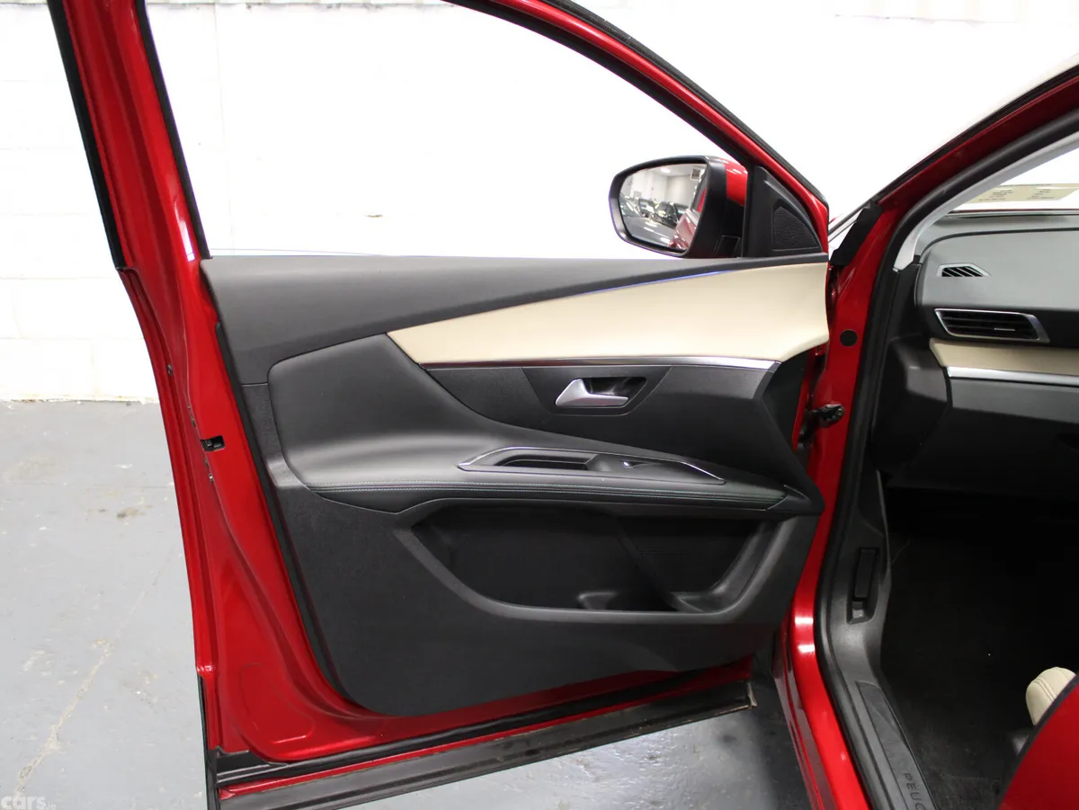 Peugeot 3008 MPV, Diesel, 2021, Red