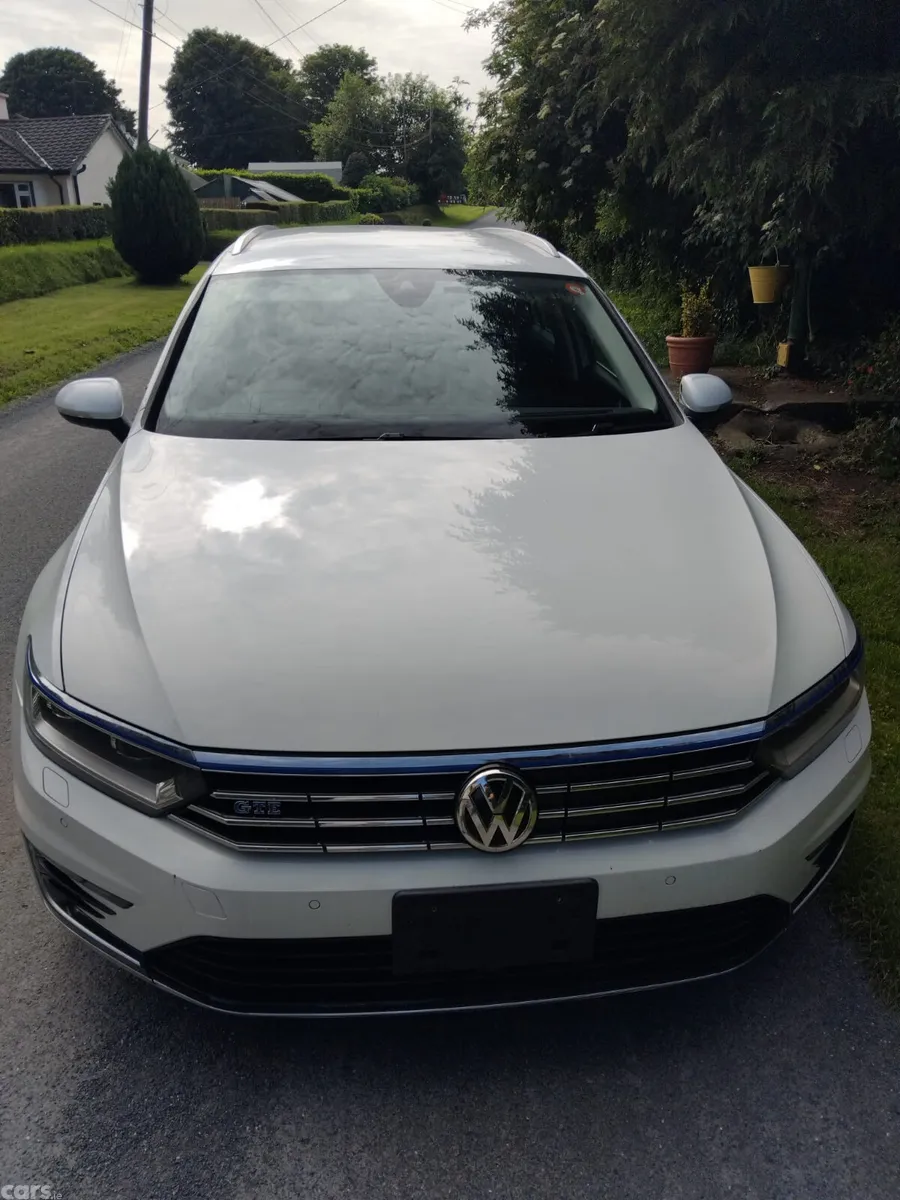Volkswagen Passat Estate, Petrol Hybrid, 2018, White
