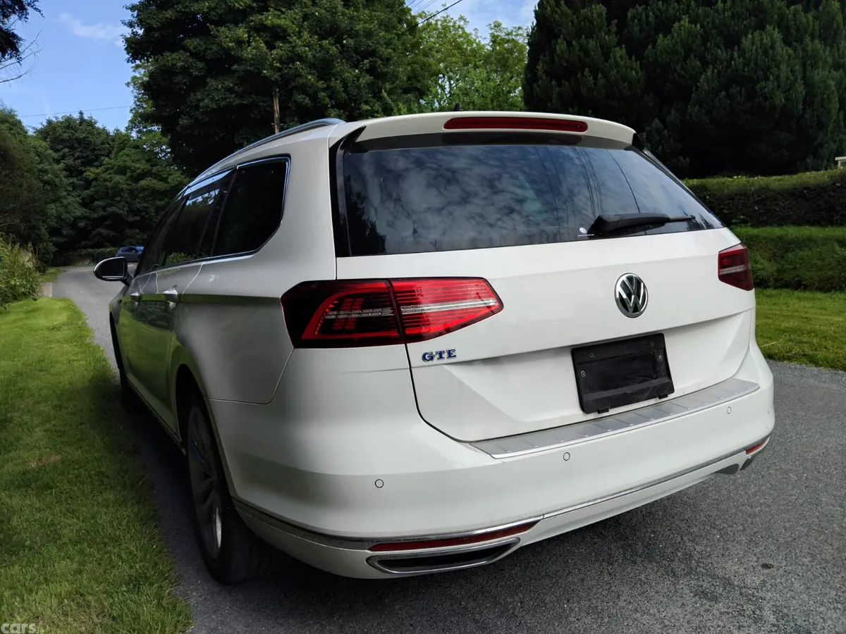 Volkswagen Passat Estate, Petrol Hybrid, 2018, White