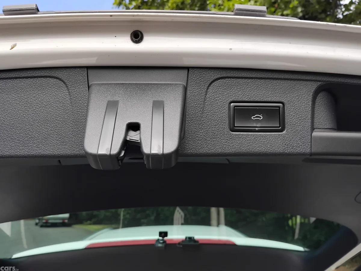 Volkswagen Passat Estate, Petrol Hybrid, 2018, White