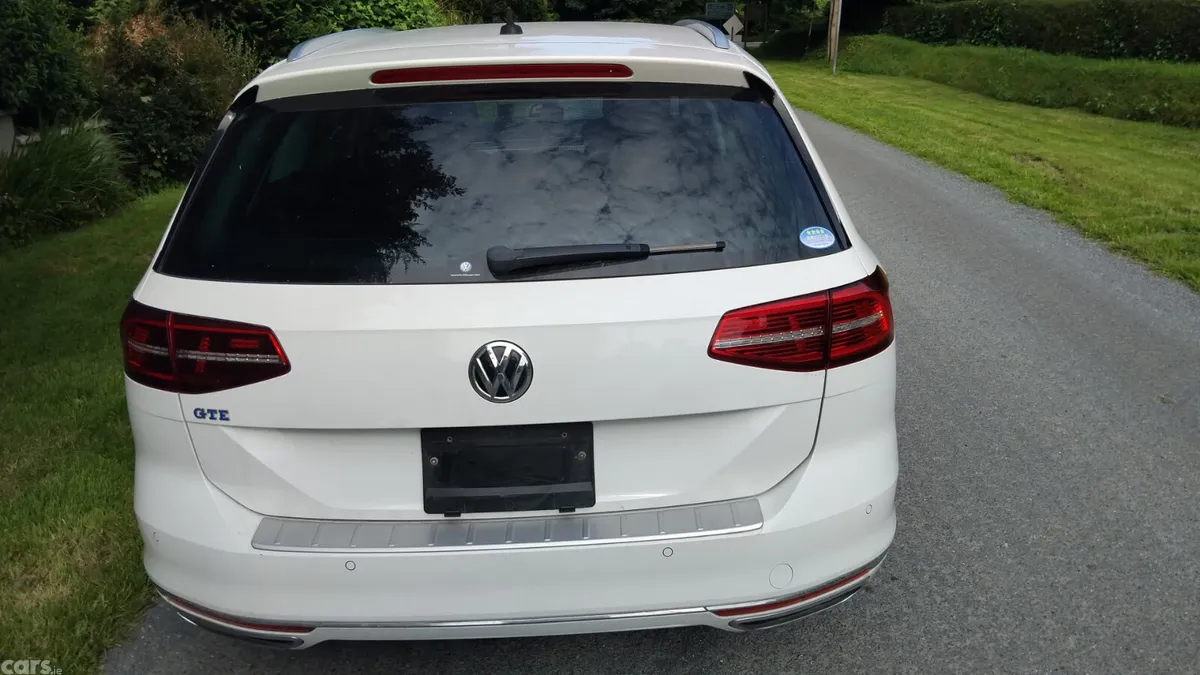 Volkswagen Passat Estate, Petrol Hybrid, 2018, White