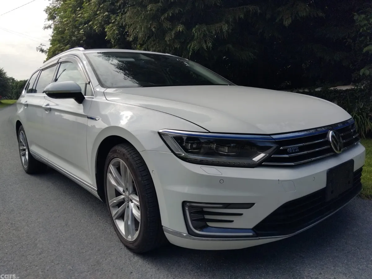 Volkswagen Passat Estate, Petrol Hybrid, 2018, White