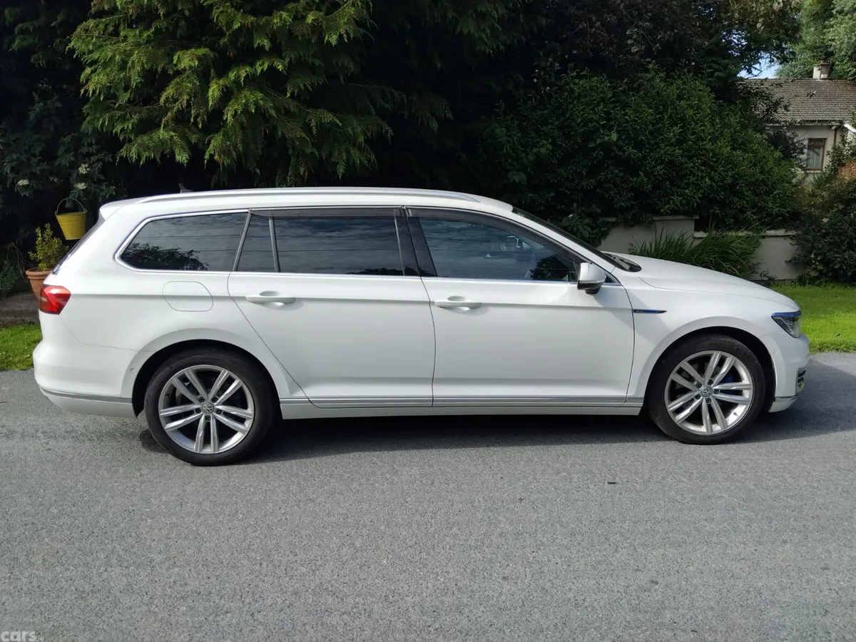 Volkswagen Passat Estate, Petrol Hybrid, 2018, White