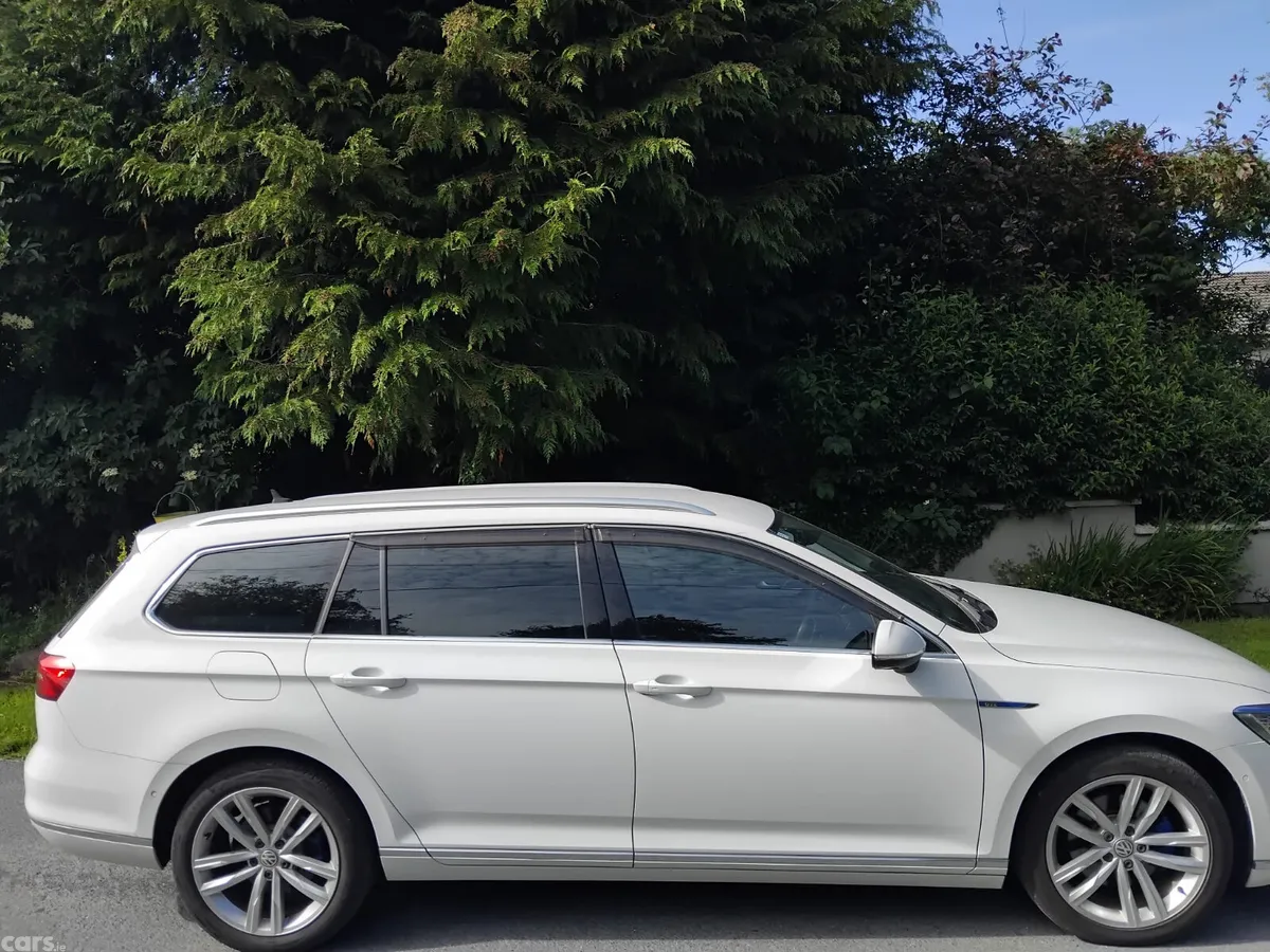 Volkswagen Passat Estate, Petrol Hybrid, 2018, White