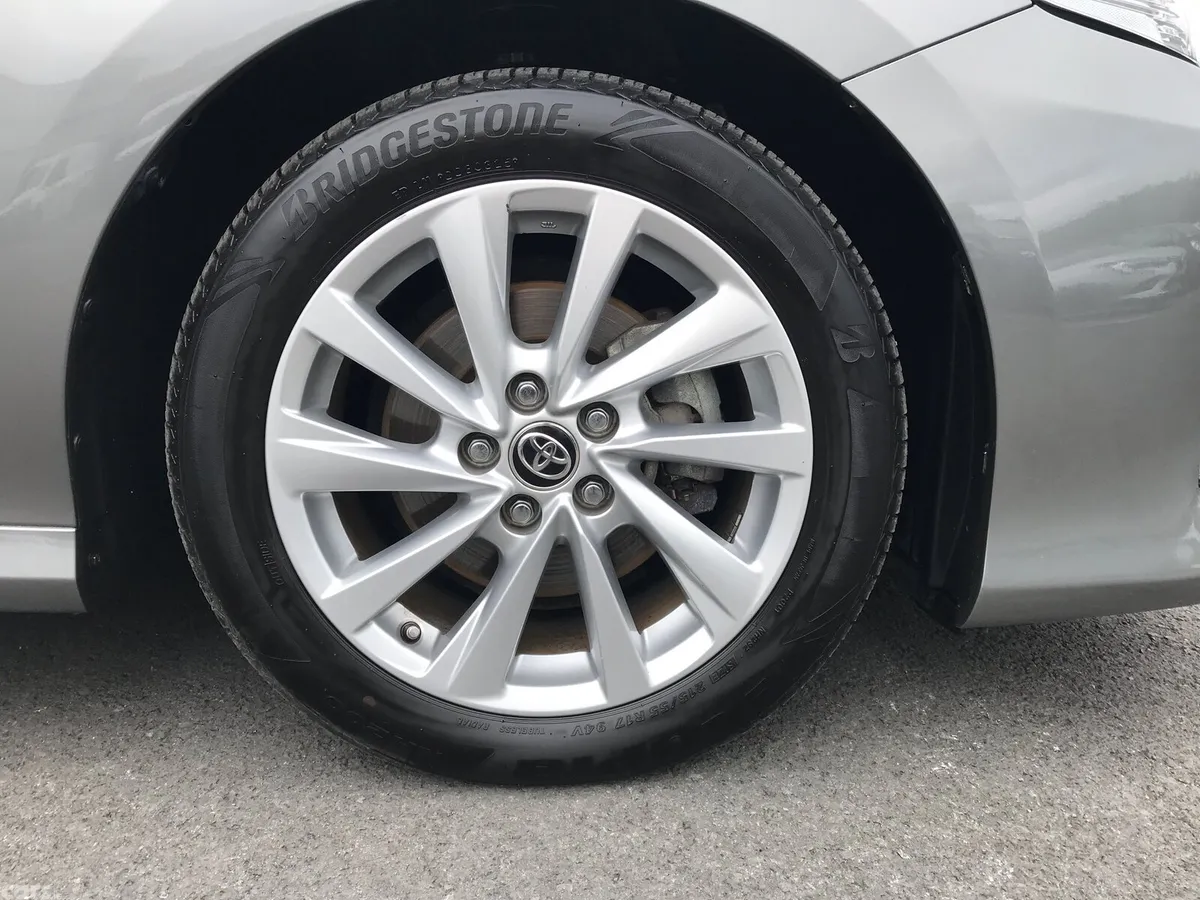 Toyota Camry Saloon, Petrol Hybrid, 2021, Grey