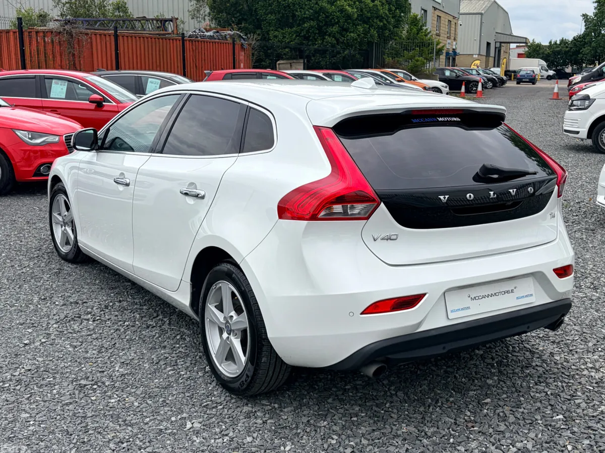 Volvo V40 Hatchback, Petrol, 2014, White