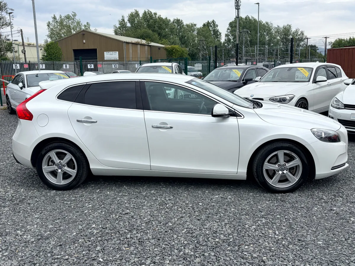 Volvo V40 Hatchback, Petrol, 2014, White
