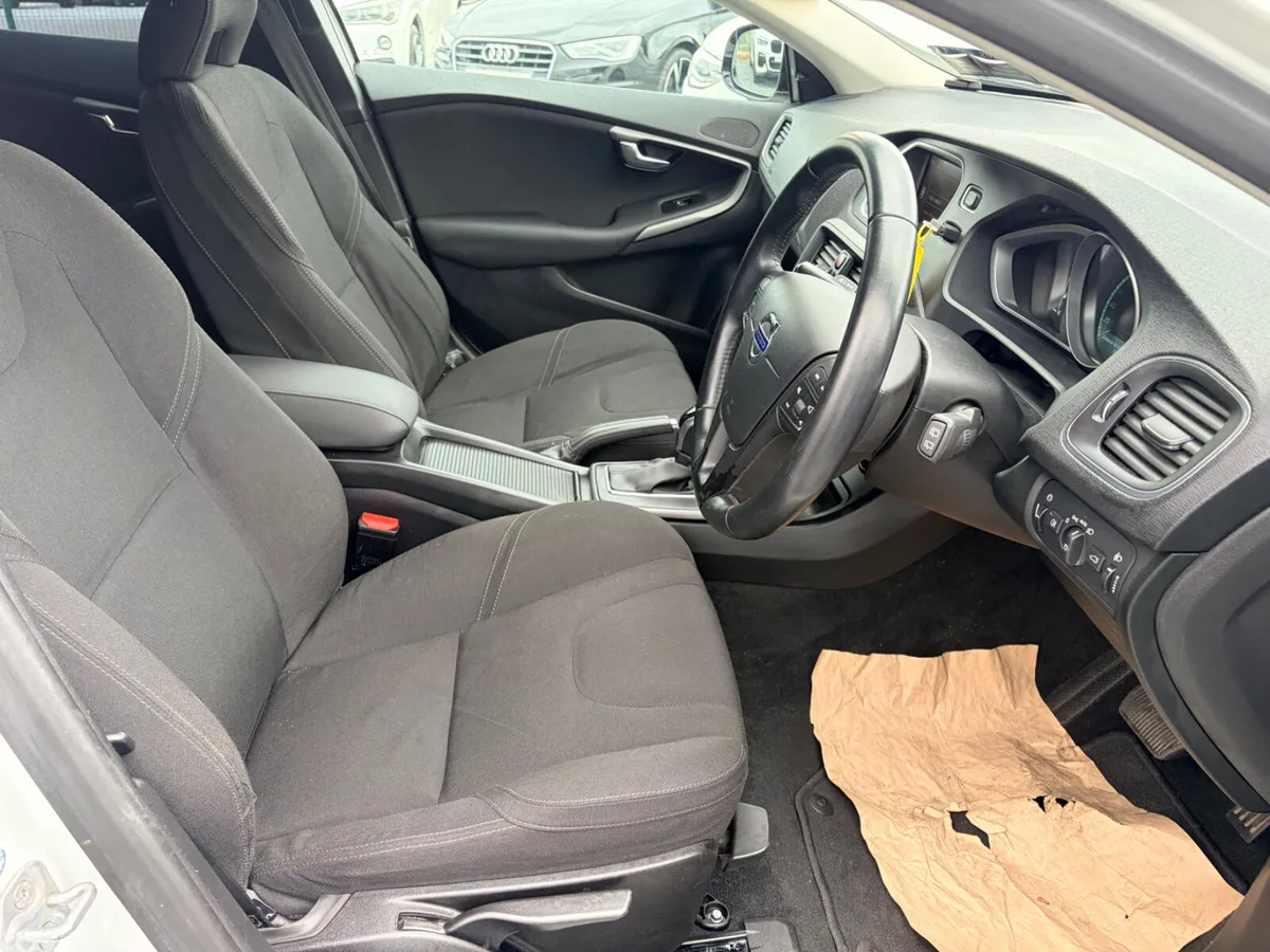 Volvo V40 Hatchback, Petrol, 2014, White